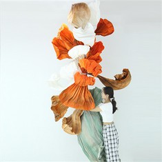 Orange papperskonstinstallation